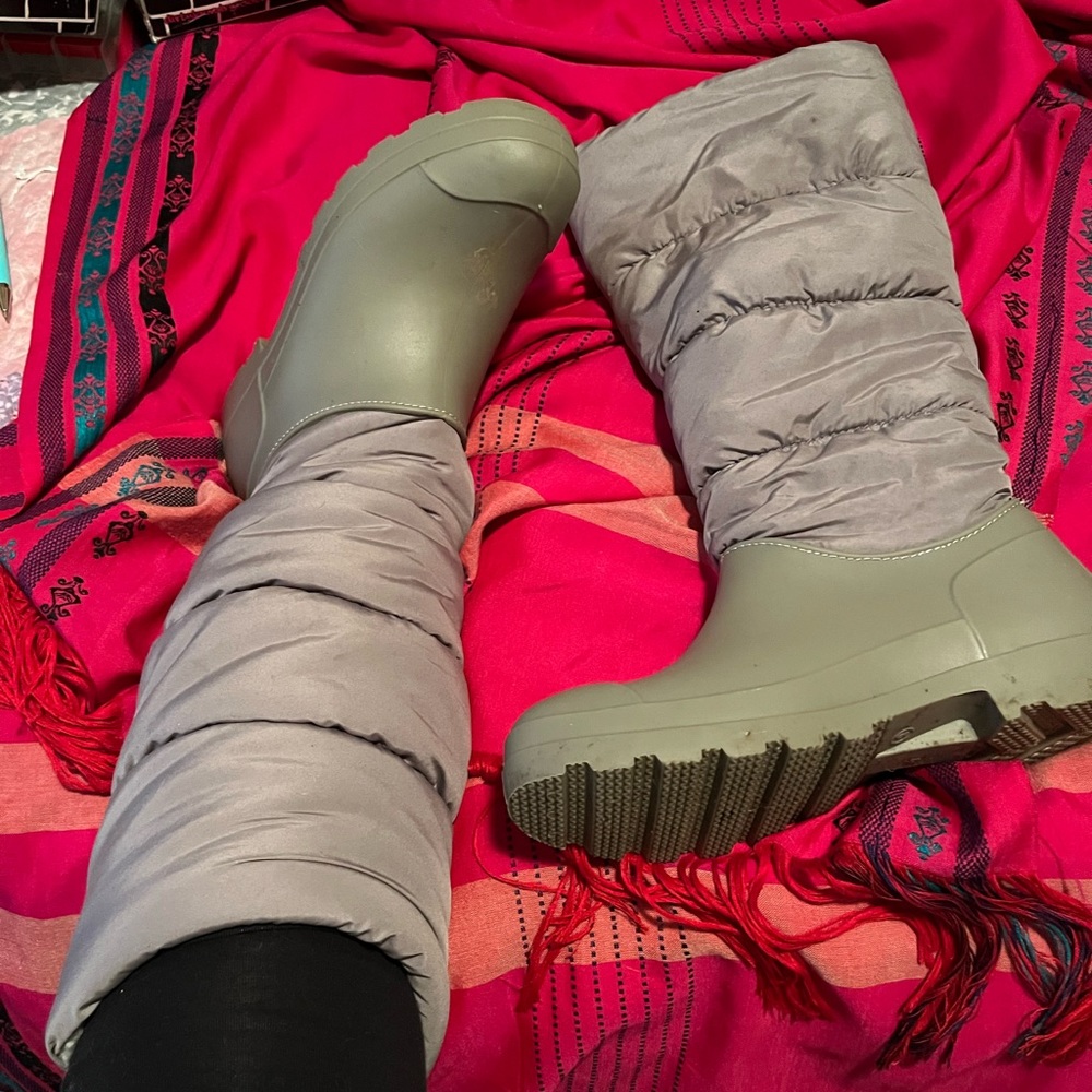 🦋DIRTY LAUNDRY 🦋 size 9 puffy tall rain boots 💜🏆🌊